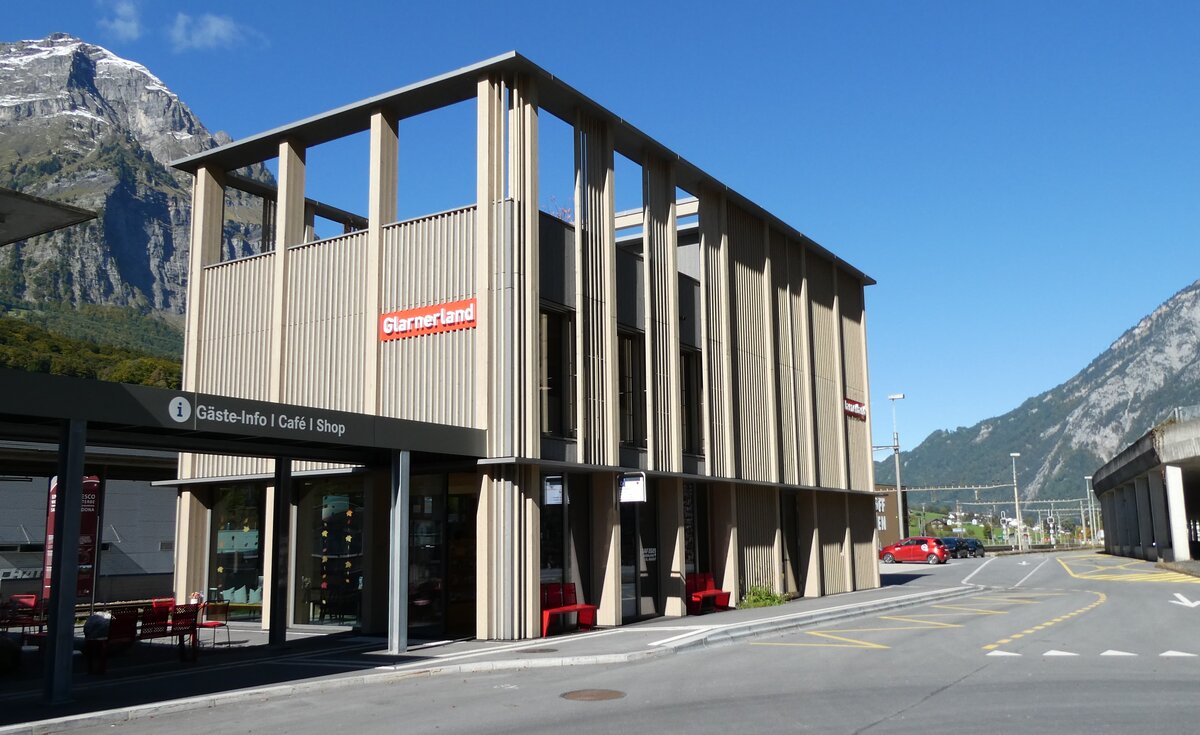 (281'063) - AS-Haltestelle am 7. Oktober 2025 beim Bahnhof Schwanden