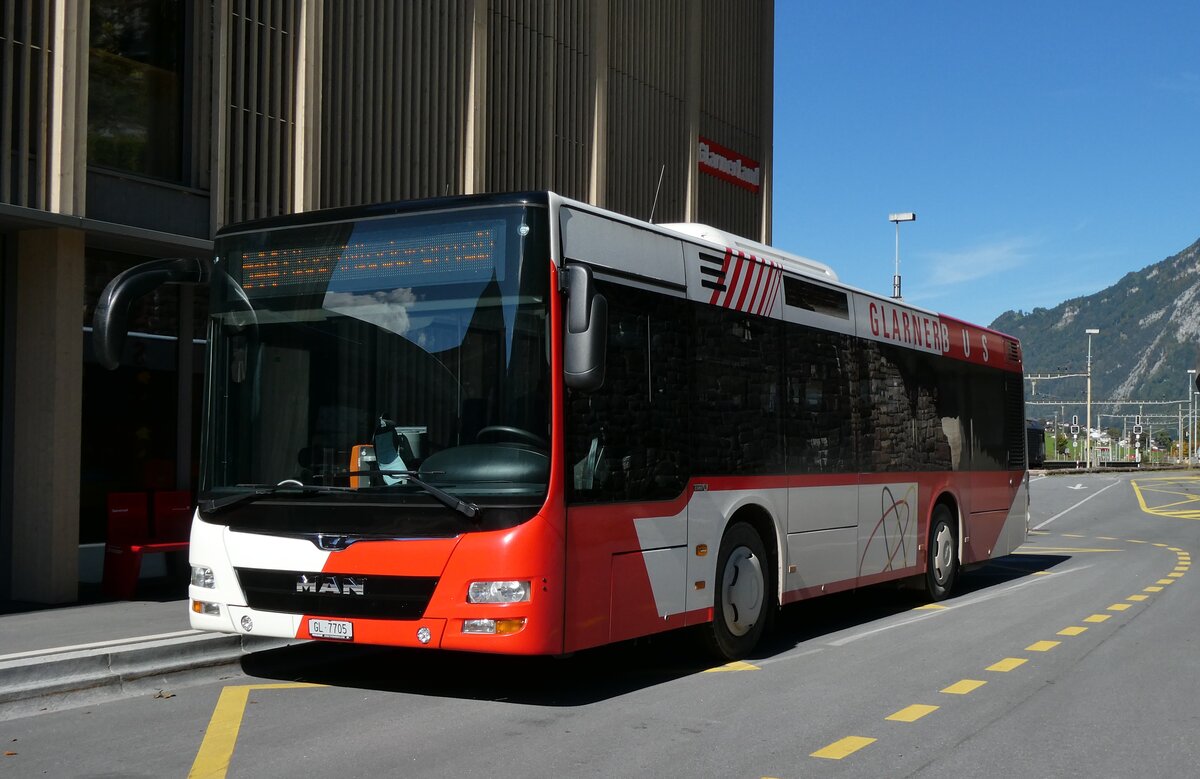 (281'066) - AS Engi - Nr. 5/GL 7705 - MAN am 7. Oktober 2025 beim Bahnhof Schwanden