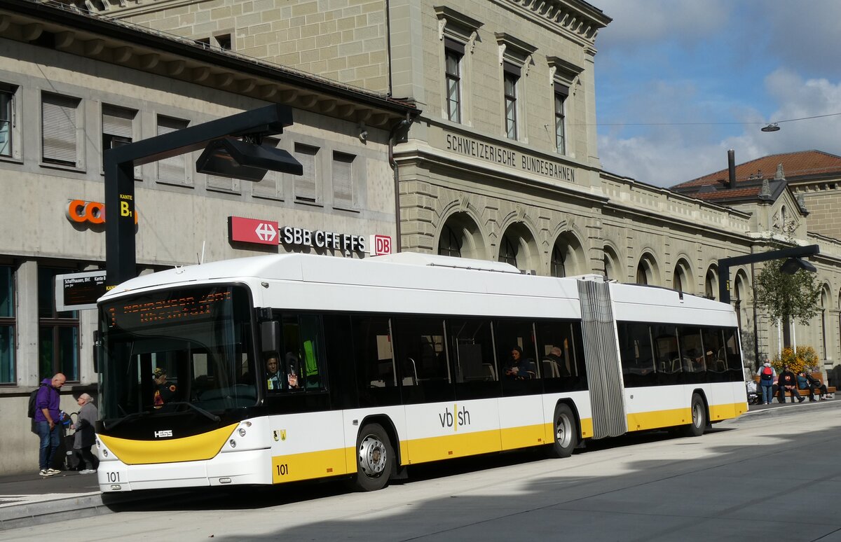 (281'139) - VBSH Schaffhausen - Nr. 101 - Hess/Hess Gelenktrolleybus am 10. Oktober 2025 beim Bahnhof Schaffhausen