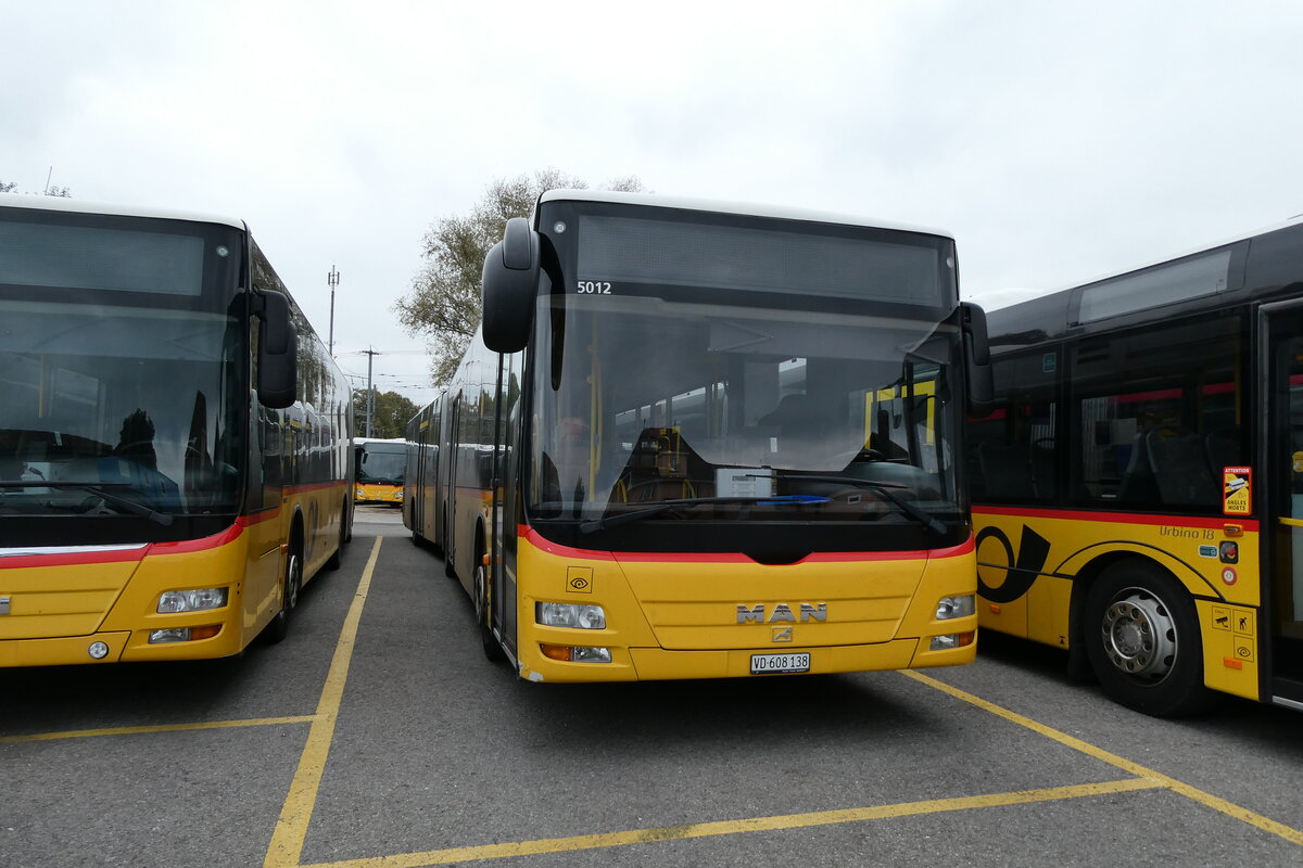 (281'233) - CarPostal Ouest - VD 608'138/PID 5012 - MAN (ex NE 165'376; ex VD 495'042) am 11. Oktober 2025 in Yverdon, Garage