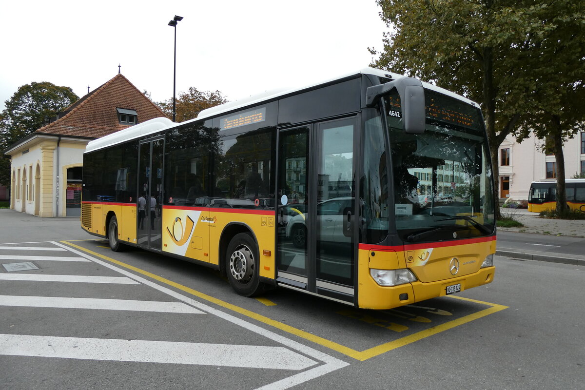 (281'247) - CarPostal Ouest - VD 335'324/PID 4642 - Mercedes am 11. Oktober 2025 beim Bahnhof Yverdon
