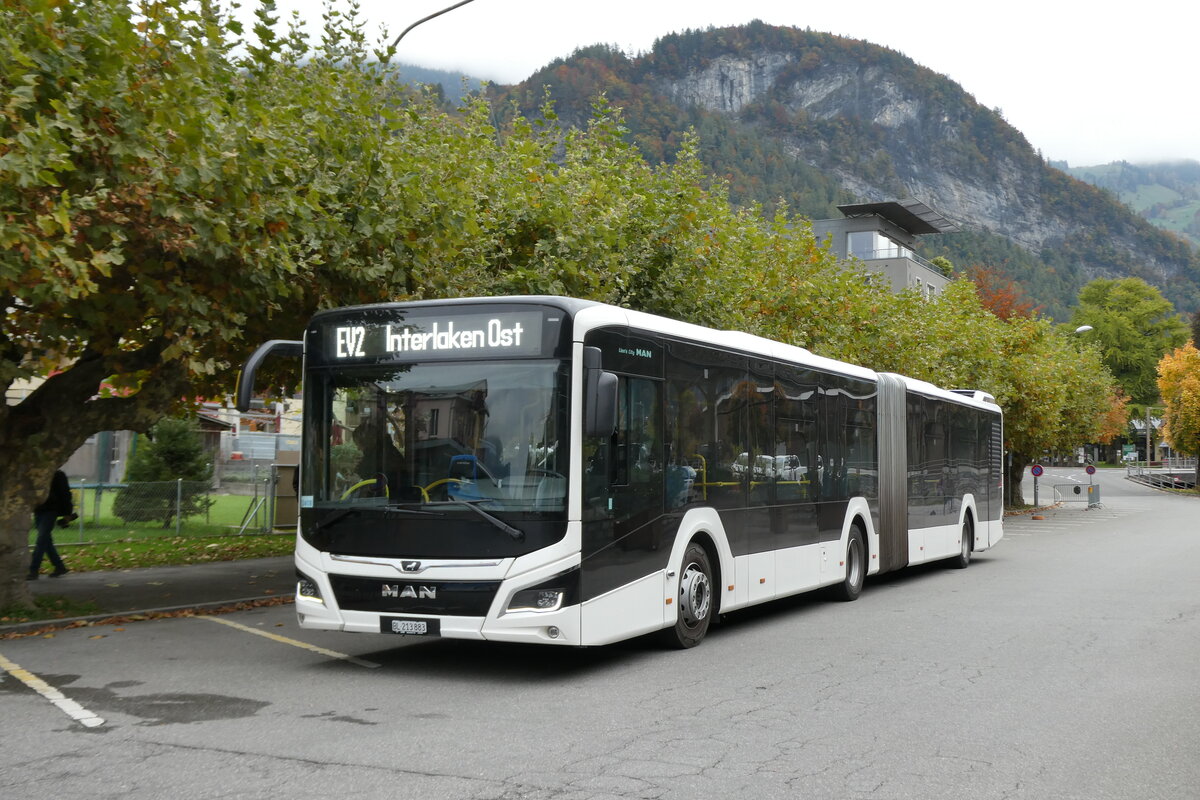 (281'521) - PostAuto Nordschweiz - BL 213'883 /PID 12'418 - MAN (ex RSVG Troisdorf/D Nr. 2808) am 16. Oktober 2025 beim Bahnhof Meiringen