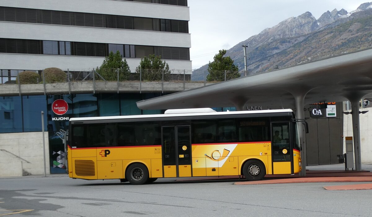 (281'733) - PostAuto Wallis - VS 445'913/PID 10'456 - Iveco am 21. Oktober 2025 beim Bahnhof Visp