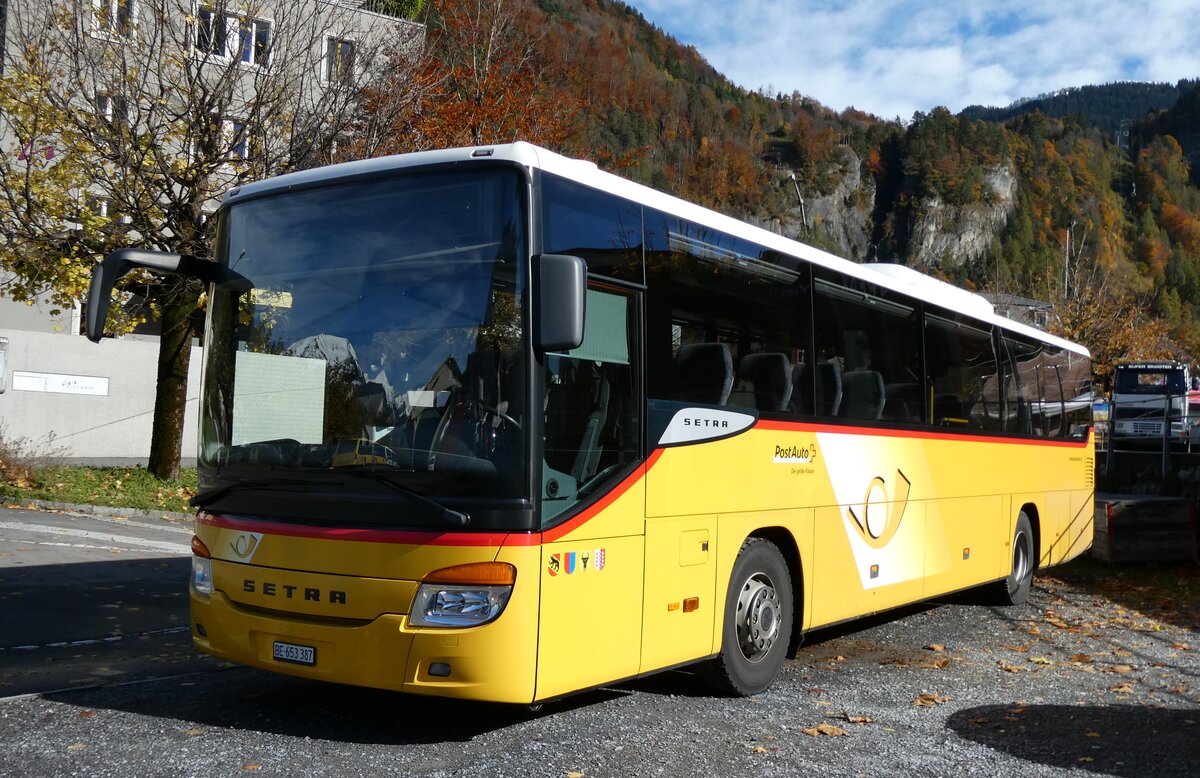 (281'854) - PostAuto Bern - Nr. 70/BE 653'387/PID 5625 - Setra am 28. Oktober 2025 beim Bahnhof Meiringen
