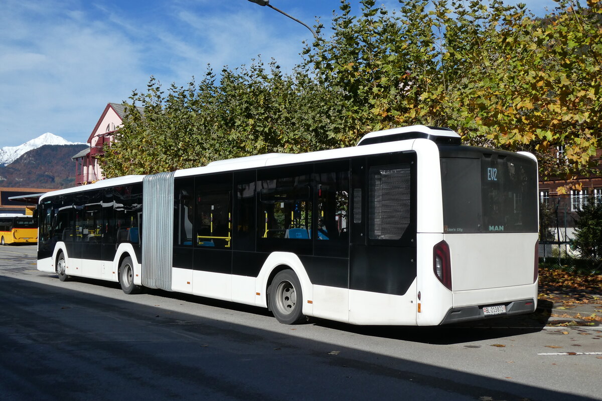 (281'859) - PostAuto Nordschweiz - BL 213'872/PID 12'417 - MAN (ex RSVG Troisdorf/D Nr. 2804) am 28. Oktober 2025 beim Bahnhof Meiringen