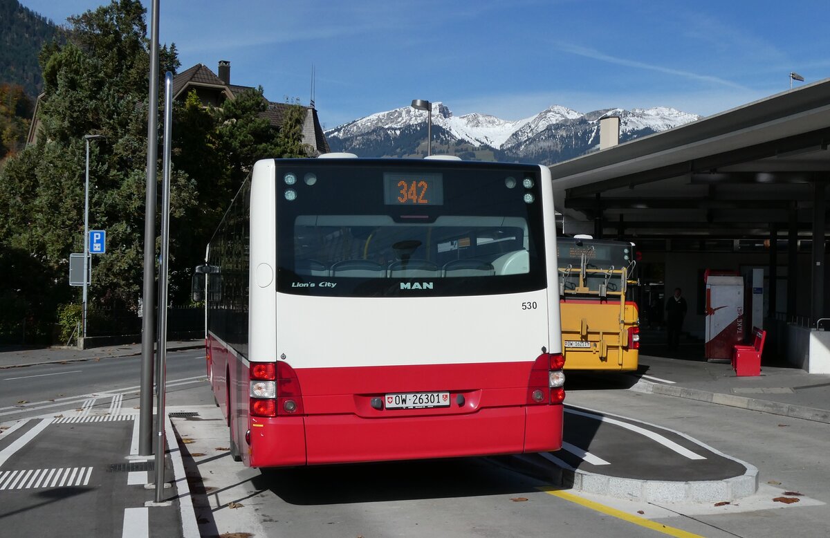 (281'862) - PostAuto Zentralschweiz - Nr. 530/OW 26'301/PID 12'338 - MAN (ex Dr. Richard, A-Wien Nr. 1418) am 28. Oktober 2025 beim Bahnhof Sarnen
