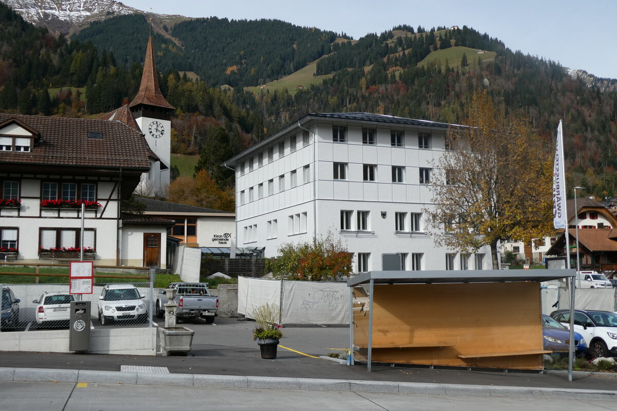 (281'928) - AFA-Haltestelle am 31. Oktober 2025 in Frutigen, Marktplatz