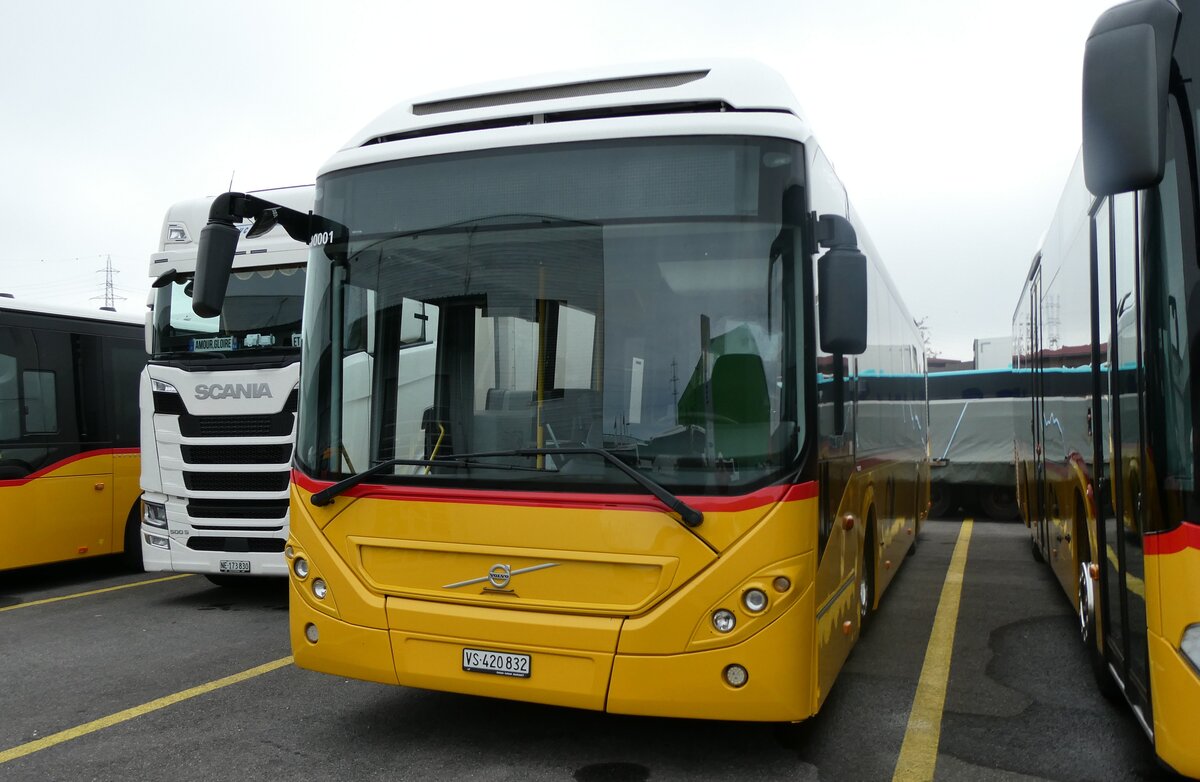 (281'991) - PostAuto Wallis - VS 420'832/PID 10'001 - Volvo (ex Nr. 74) am 1. November 2025 in Kerzers, Interbus