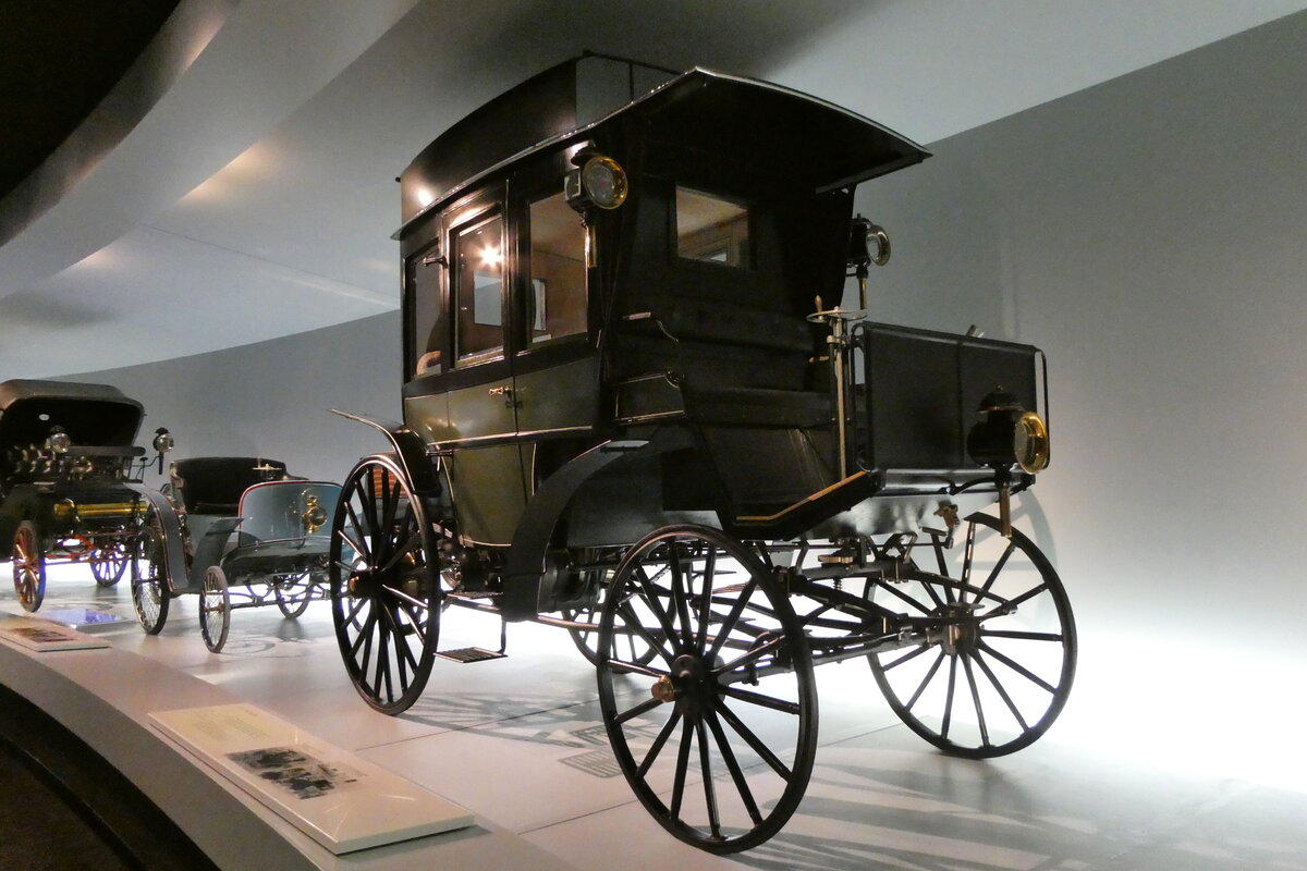 (282'936) - Mercedes-Benz Museum, Stuttgart - Benz (1895: 1. Omnibus der Welt; Replika) am 11. Dezember 2025 in Stuttgart, Mercedes-Benz Museum