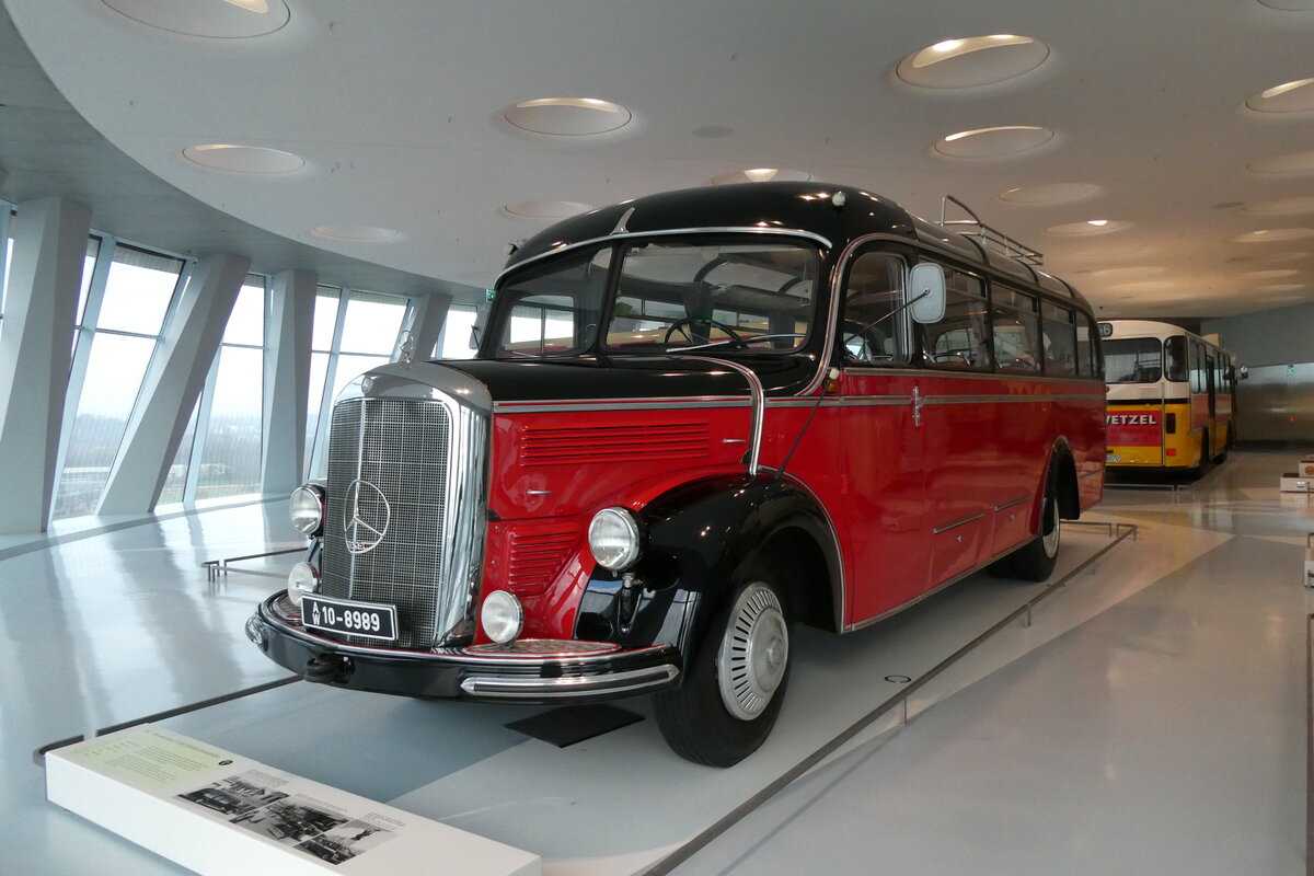 (282'959) - Mercedes-Benz Museum - AW 10-8989 - Mercedes am 11. Dezember 2025 in Stuttgart, Mercedes-Benz Museum