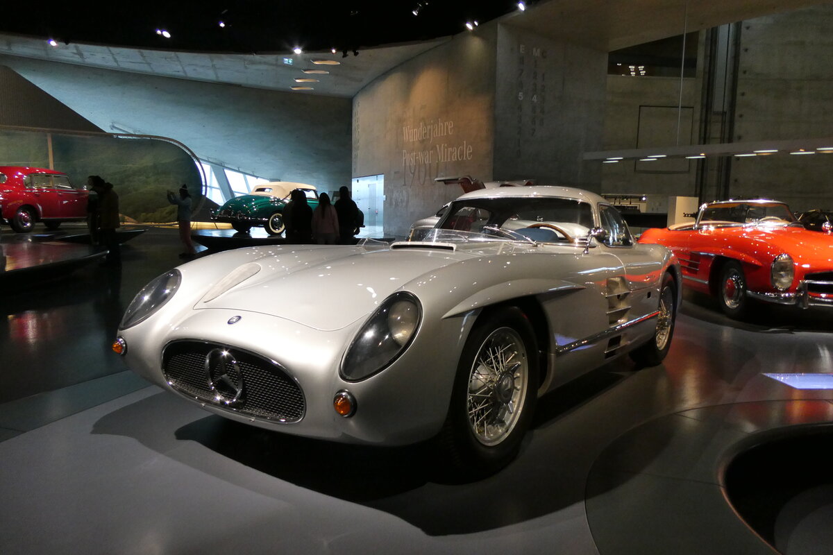 (282'994) - Mercedes am 11. Dezember 2025 in Stuttgart, Mercedes-Benz Museum