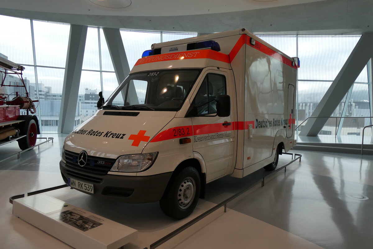 (283'001) - Deutsches Rotes Kreuz - 2/83-2/WN-RK 539 - Mercedes am 11. Dezember 2025 in Stuttgart, Mercedes-Ben Museum