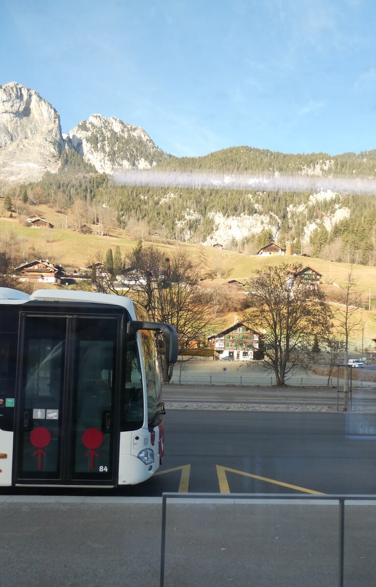(283'193) - TPF Fribourg - Nr. 84/FR 300'384 - Mercedes am 15. Dezember 2025 beim Bahnhof Boltigen (Teilaufnahme)
