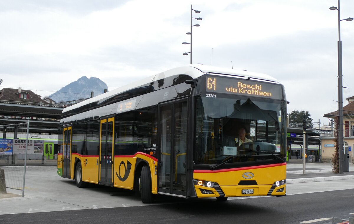 (283'236) - PostAuto Bern - BE 862'367/PID 12'281 - eSolaris am 16. Dezember 2025 beim Bahnhof Spiez