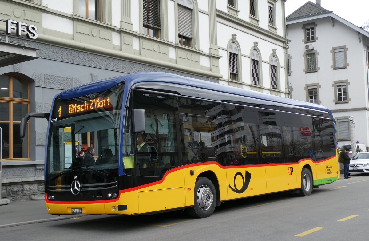 (283'420) - PostAuto Wallis - VS 581'439/PID 12'196 - eMercedes am 23. Dezember 2025 beim Bahnhof Brig