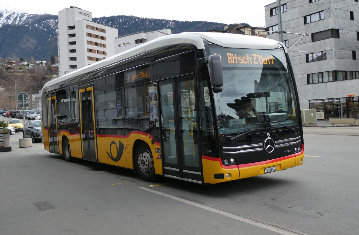 (283'427) - PostAuto Wallis - VS 581'431/PID 12'160 - eMercedes am 23. Dezember 2025 beim Bahnhof Brig
