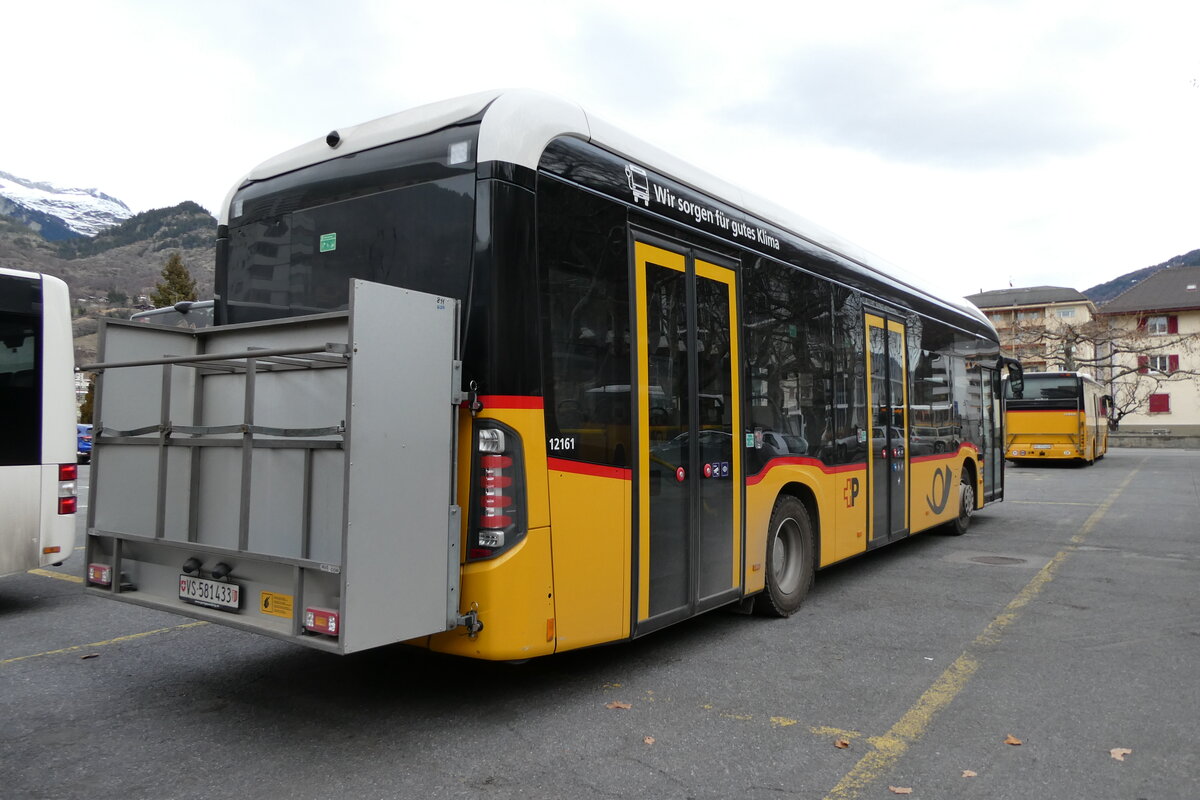 (283'438) - PostAuto Wallis - VS 581'433/PID 12'161 - eMercedes am 23. Dezember 2025 in Brig, Garage