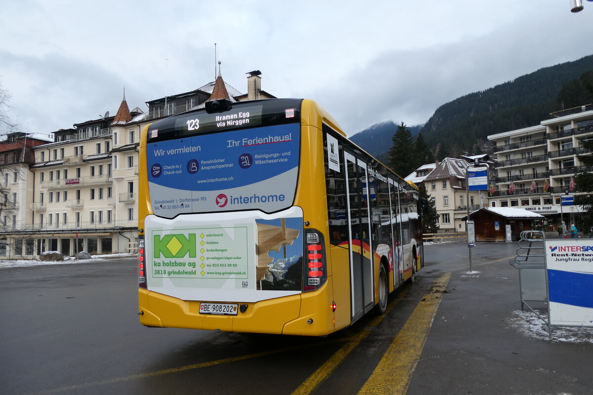 (283'635) - GrindelwaldBus, Grindelwald - Nr. 202/BE 908'202 - Mercedes am 2. Januar 2026 beim Bahnhof Grindelwald