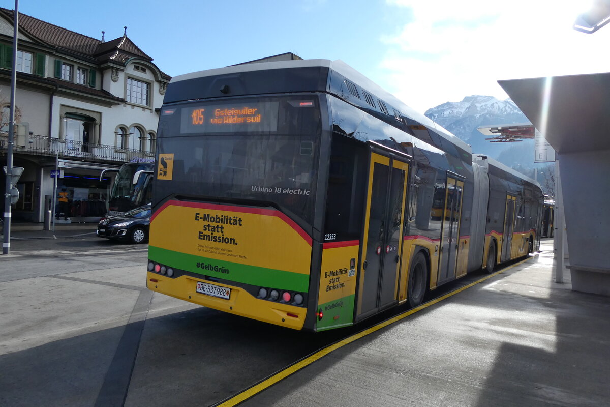 (284'325) - PostAuto Bern - BE 537'988/PID 12'353 - eSolaris am 24. Januar 2026 beim Bahnhof Interlaken West