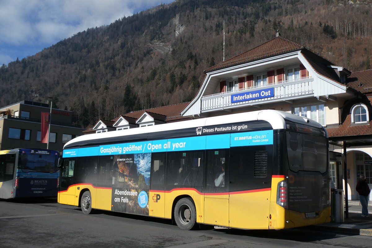 (284'358) - PostAuto Bern - BE 610'537/PID 12'126 - eMercedes am 26. Januar 2026 beim Bahnhof Interlaken Ost