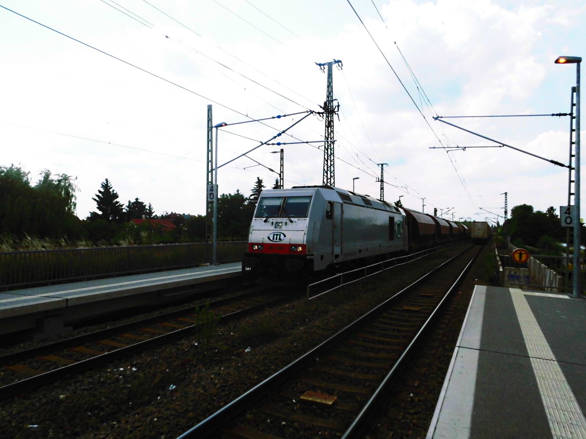 285 108 von ITL mit einem Gterzug bei der Durchfahrt in Halle-Rosengarten am 20.6.17