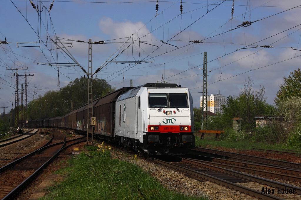 285 111 der ITL durchf�hrt mit einem Autozug am 17.04.14 den Bahnhof L�eipzig-Thekla in ri Sch�nefeld