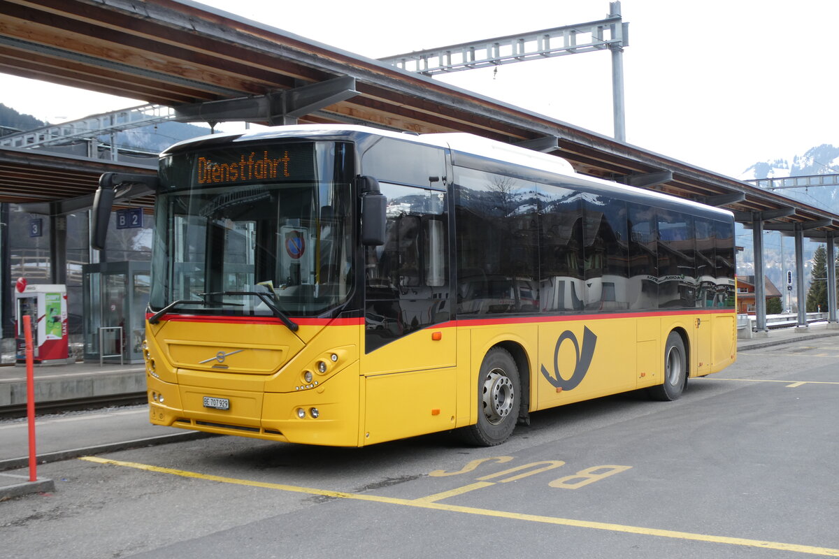 (285'171) - PostAuto Bern - BE 707'929/PID 10'535 - Volvo (ex K�bli, Gstaad) am 1. M�rz 2026 beim Bahnhof Gstaad