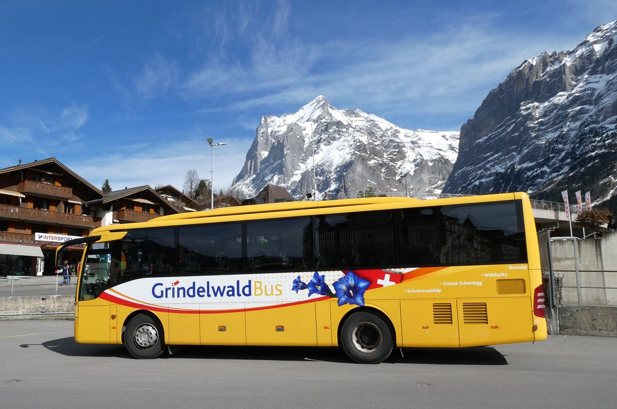 (285'381) - GrindelwaldBus, Grindelwald - Nr. 25/BE 73'249 - Mercedes am 13. M�rz 2026 beim Bahnhof Grindelwald
