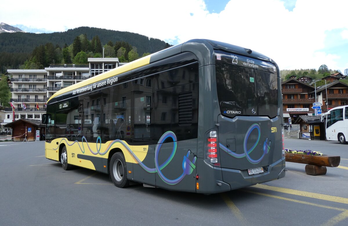 (286'843) - STI Thun - Nr. 200/BE 114'200 - eMercedes am 8. Mai 2026 beim Bahnhof Grindelwald
