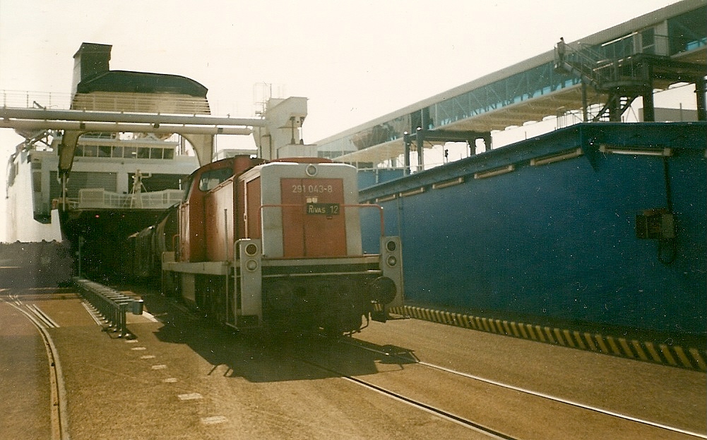 291 043 rangierte in Mukran auf das Fährschiff nach Trelleborg.