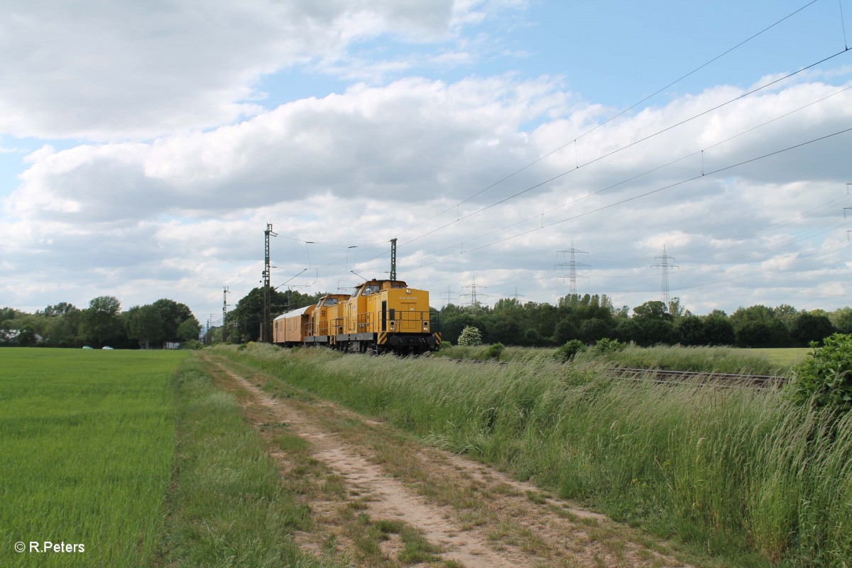 293 010-5 und 293 007-1 mit einem kurzen Bauzug bei der Stromkreistrennstelle Bischofsheim. 19.05.15