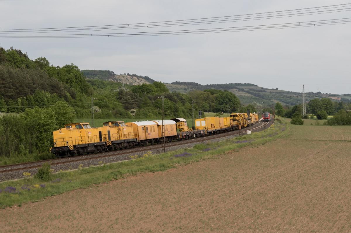 293 010-5 mit einem Bauzug am 14. Mai 2015 bei Harrbach am Main.