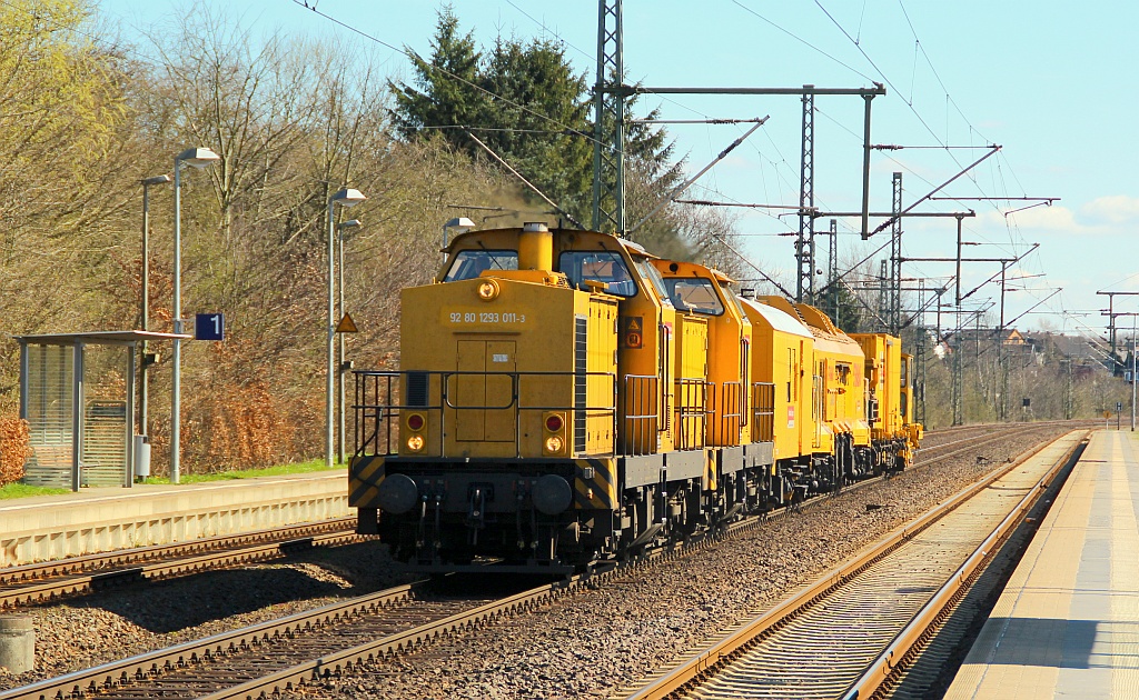 293 011-3 und 008-9 der BahnBaugruppe durchfuhen am 8.4.12 als Bauz 93258 Schleswig mit Ziel Flensburg, eingereiht war eine Linsinger Schienenfräse vom Typ SF03-W-SSF(99 80 9427 003-5 D-STRA/Bj 2010/OLJ-001).