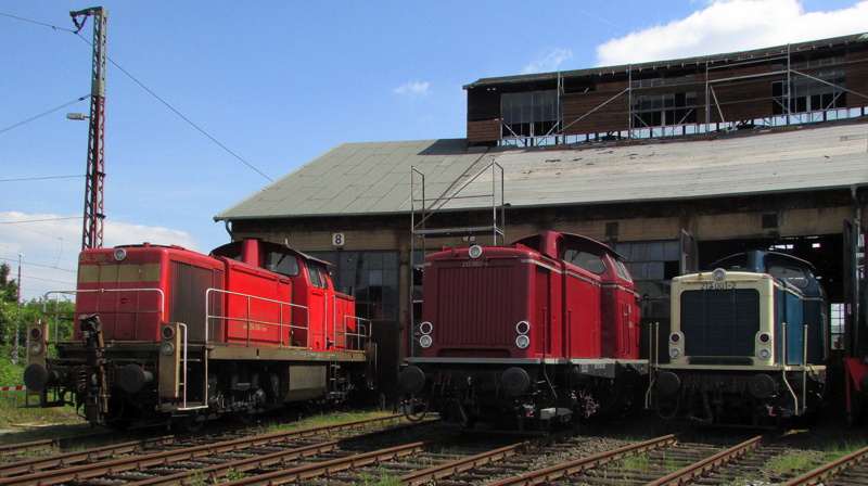 294 586-3,212 062-4 und 212 001-2 standen am 04.Mai.2014 am Lokschuppen Hanau.
Hier beim Lokschuppen-Fest