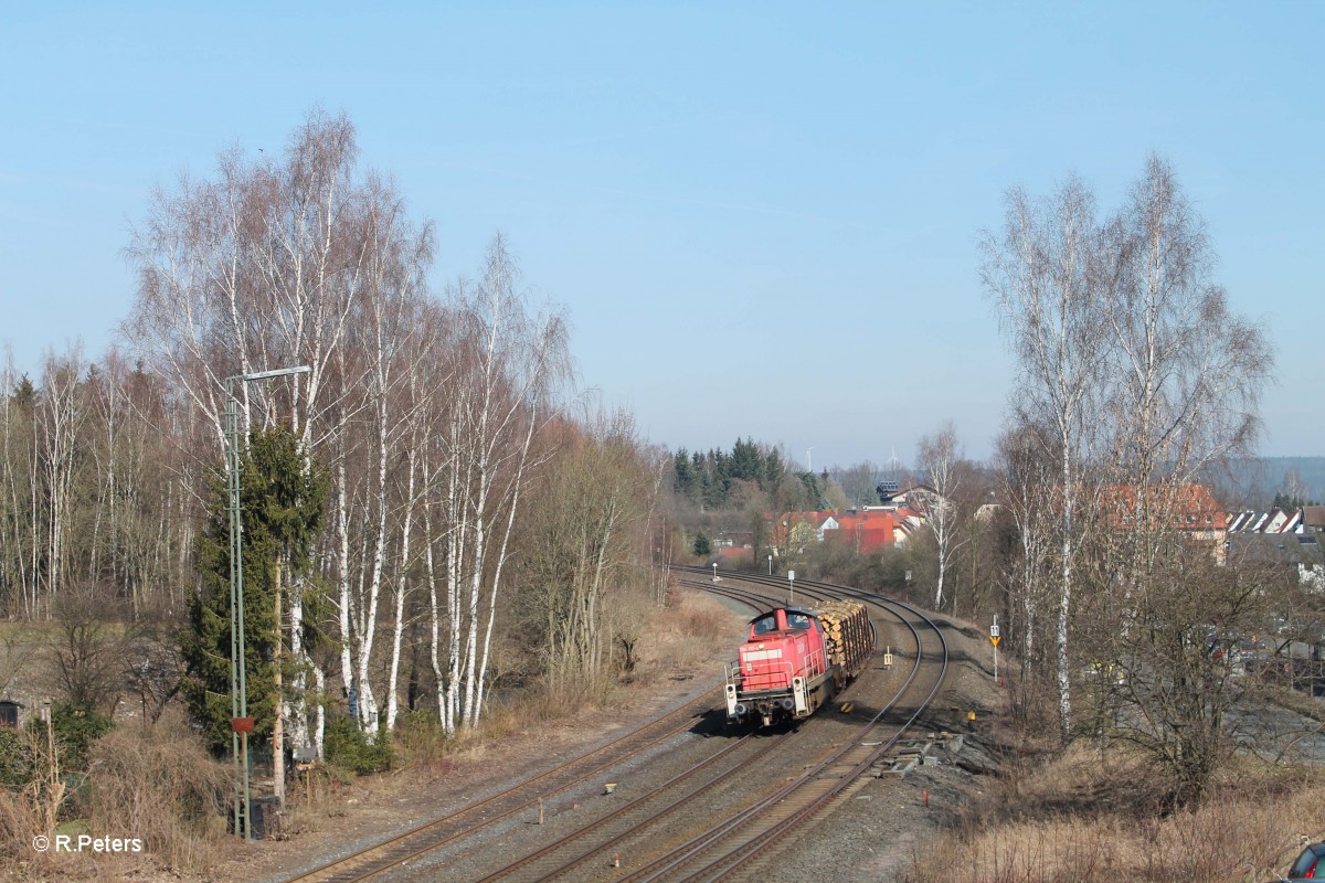 294 717 erreicht Marktredwitz mit einer bergabe aus Hof die nur aus 1 Holztransportwagen besteht. 18.03.16