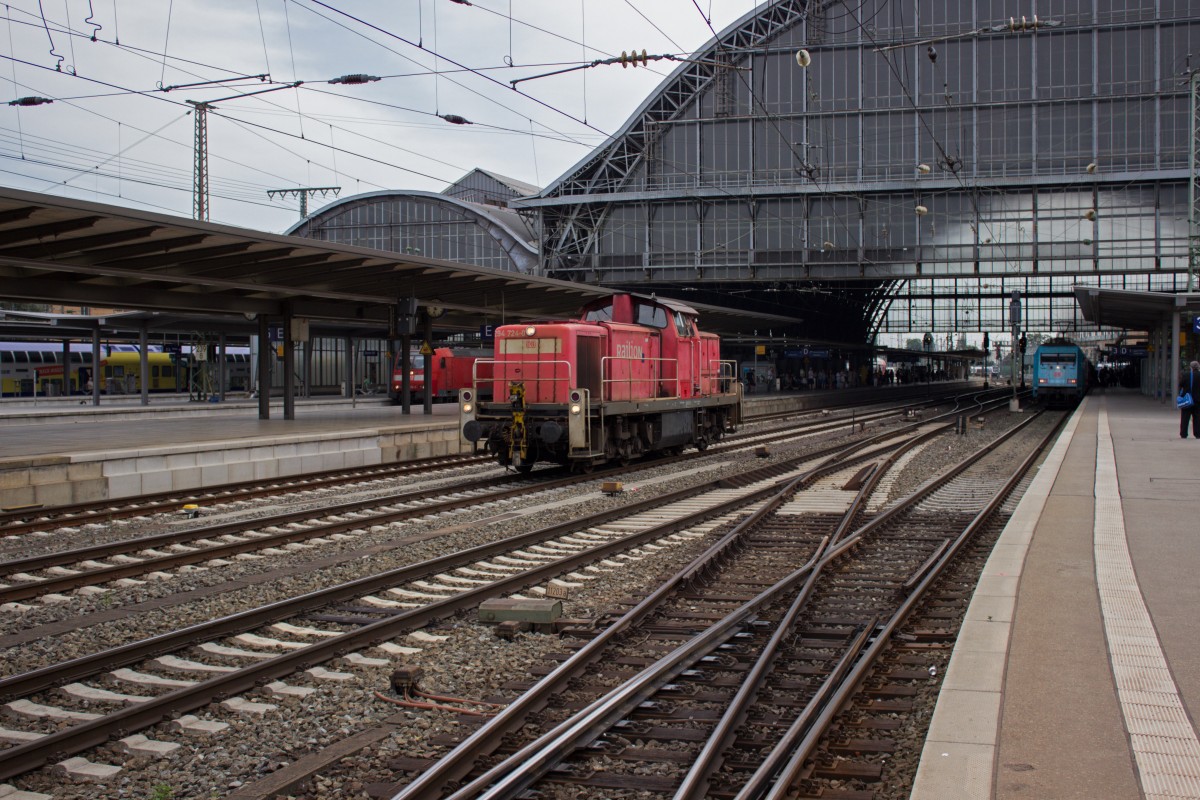 294 724, die zweite von drei 294 des Tages durchfährt ganz alleine den Bremer Hauptbahnhof.