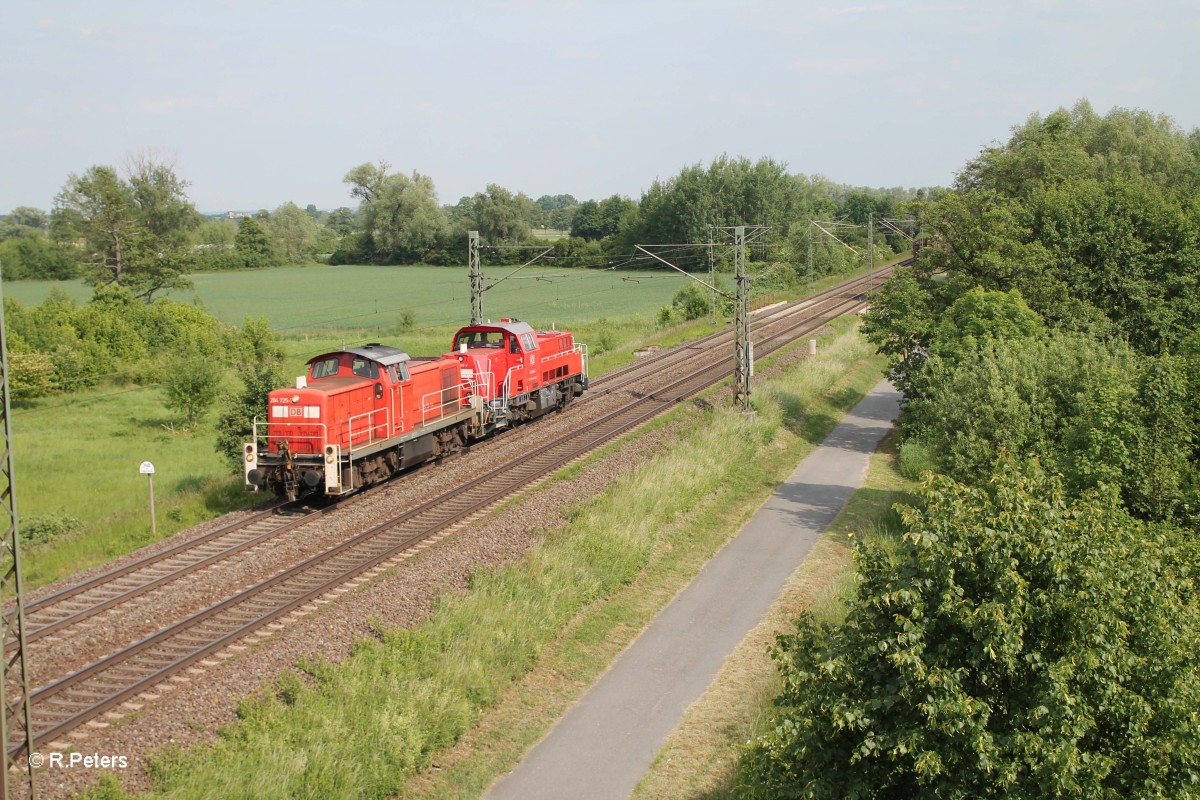 294 725-7 schleppt die 261 056-6 bei Nauheim ab. 22.05.15