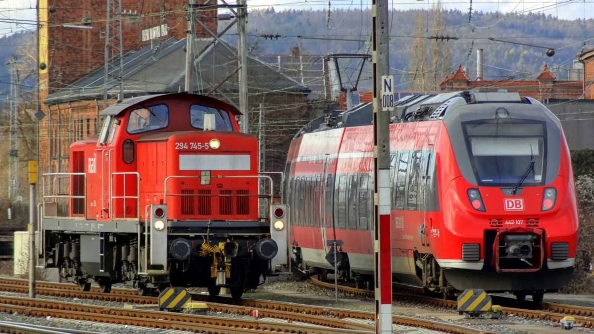 294-745 fährt in Bamberg an der Abstellanlage vorbei wo 442-107 eine Pause macht.
Aufgenommen im Februar 2014.