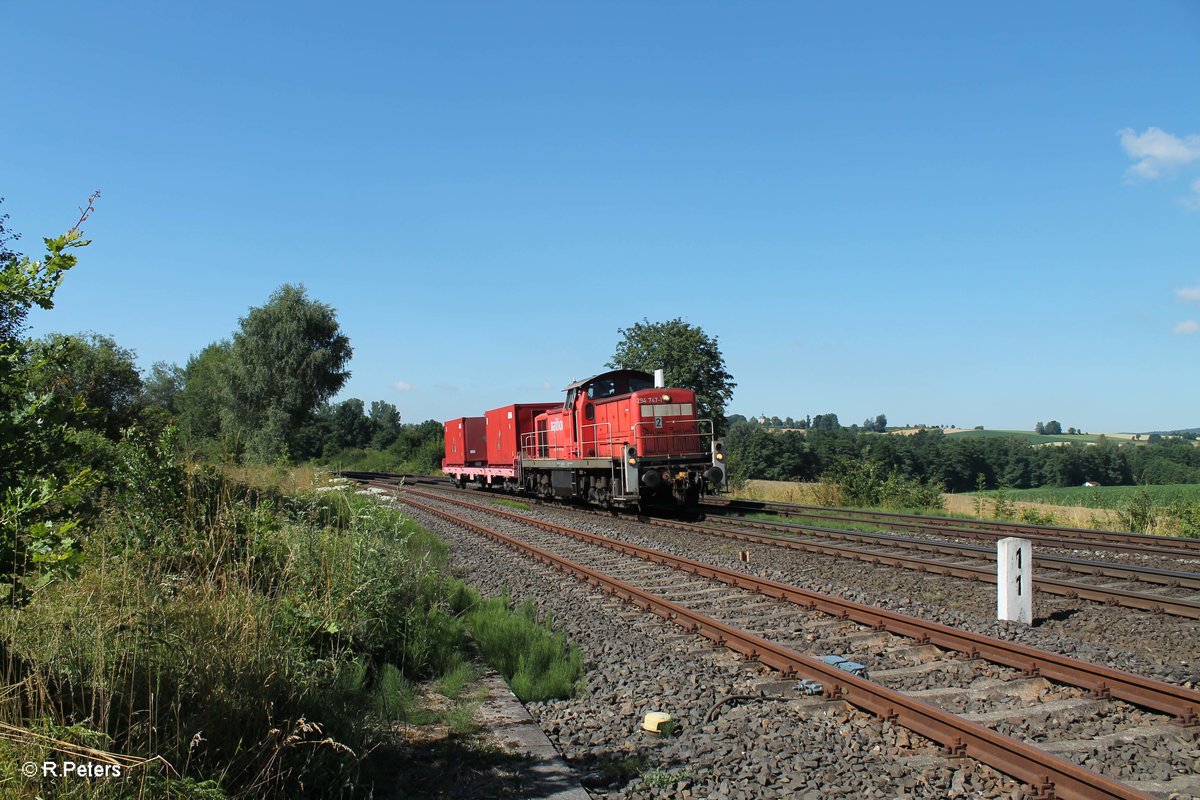 294 747-1 bringt bei Schönfeld ein Zwei-achsigen Containertragwagen mit radioaktive Stoffe aus dem Medezinbereich zur Recycling Anlage GBR Mitterteich. 19.07.16