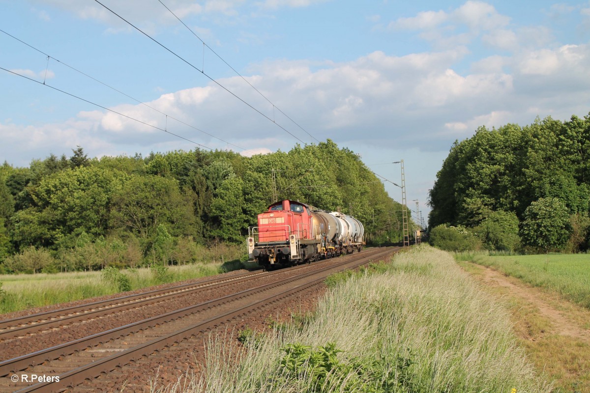 294 757-0 mit einer kleinen Kesselwagen Übergabe bei der Stromkreistrennstelle bei Bischofsheim. 20.05.15