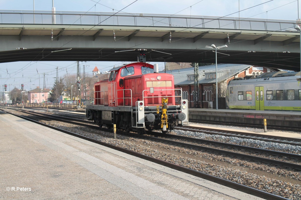 294 766 rollt solo durch Regensburg HBF. 20.02.14