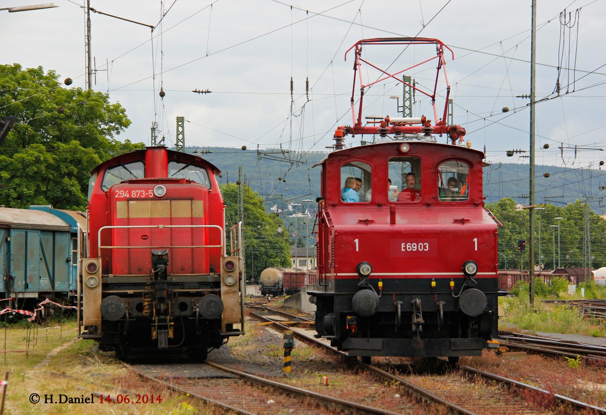 294 873-5 und E 69 03 am 14.06.2014 im DB Museum Koblenz L�tzel.