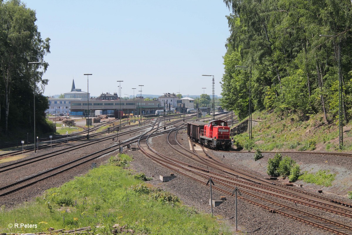 294 902-4 rangiert mit ein paar Güterwagen in Marktredwitz. 05.06.15