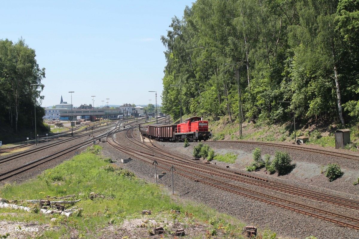 294 902-4 zieht ein paar Güterwagen über den Abrollhügel in Marktredwitz. 05.06.15