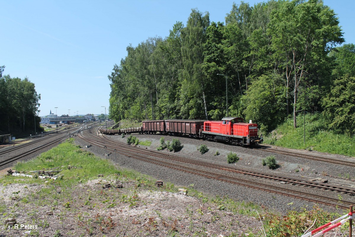 294 902-4 zieht ein paar Güterwagen über den Abrollhügel in Marktredwitz. 05.06.15