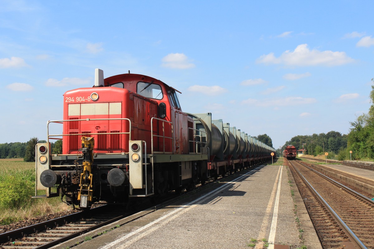 294 904-8 mit einem Mllzug am 22. August 2013 in Tssling.