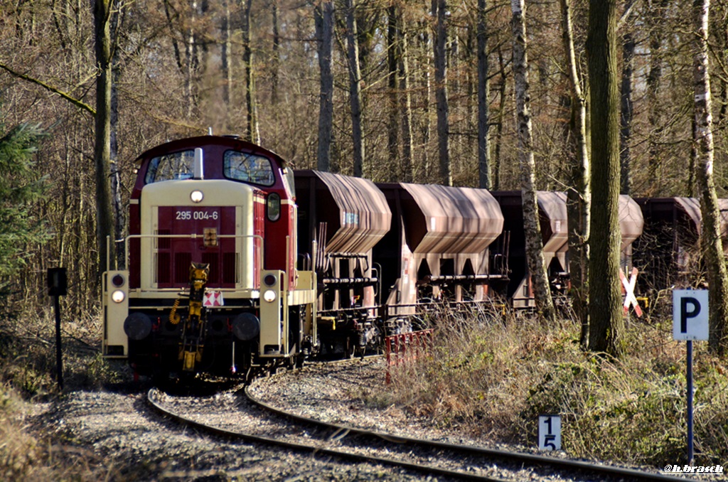 295 004-6 schob einen schotterzug nach koops,01.04.19