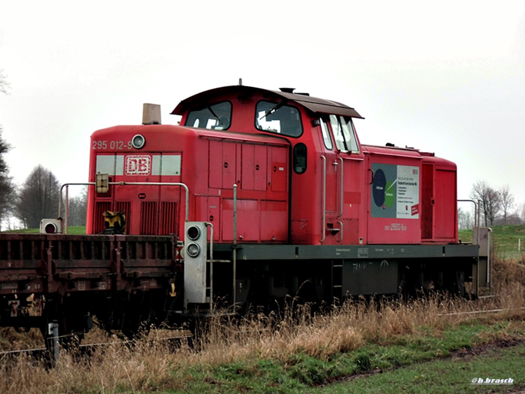 295 012-9 bei der abfahrt vom bf glinde,14.01.16