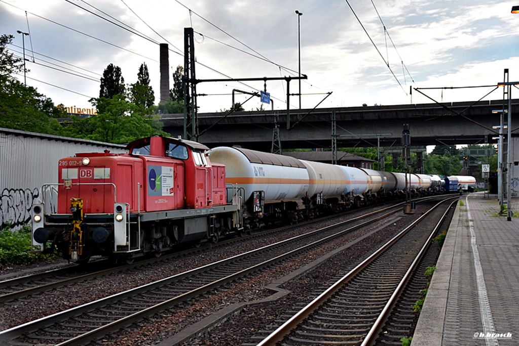 295 012-9 fuhr mit einen ganzzug durch hh-harburg,10.06.16