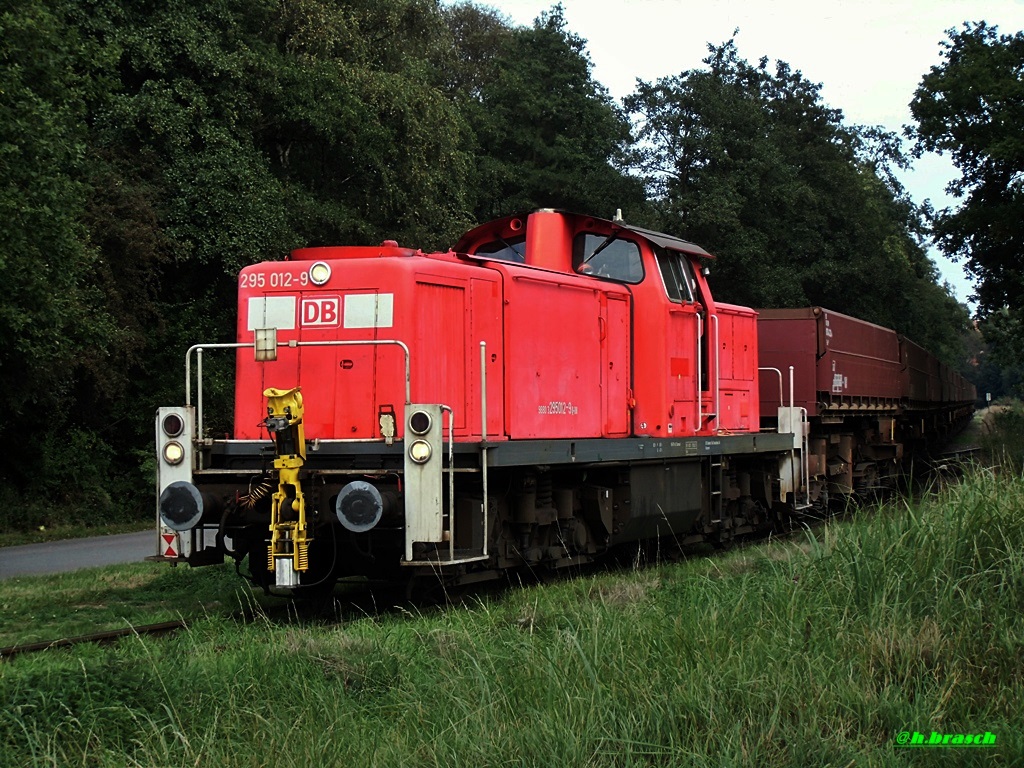 295 012-9 vor der abfahrt mit einen schotterzug vom bhf glinde,am 17.09.14